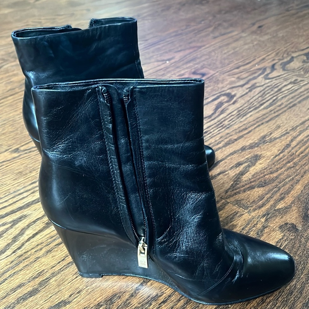 Vince Camaro Signature black leather wedges